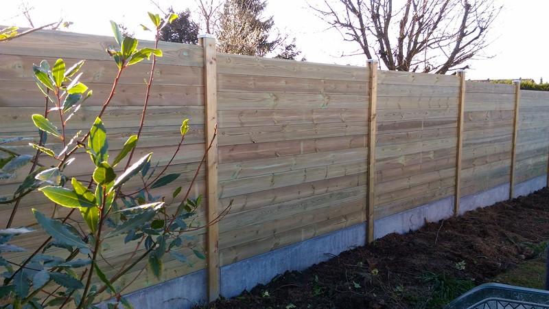 clôture bois avec sous bassement béton